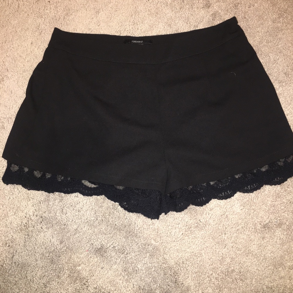 BLACK CUTE LACE DETAIL SHORTS